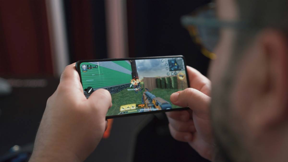 browser multiplayer fps gameplay on mobile showing crosshair and enemy target