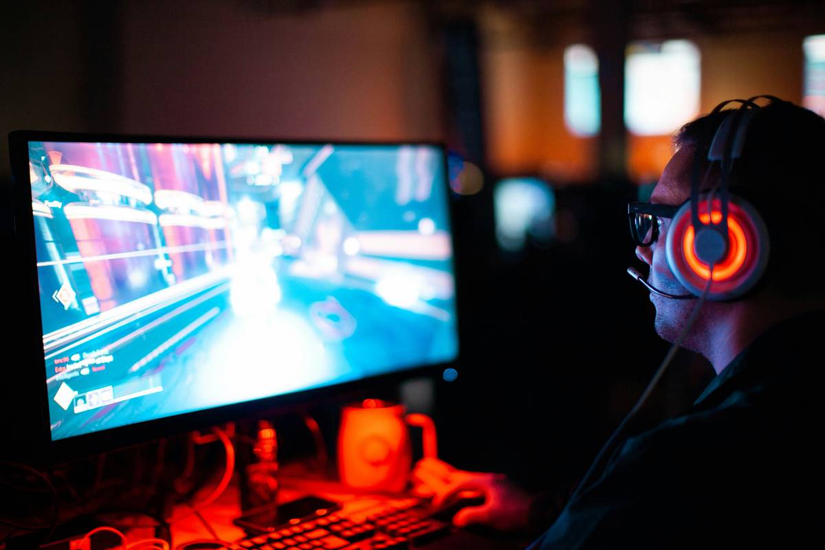 what is online multiplayer: players competing in real-time on smartphones